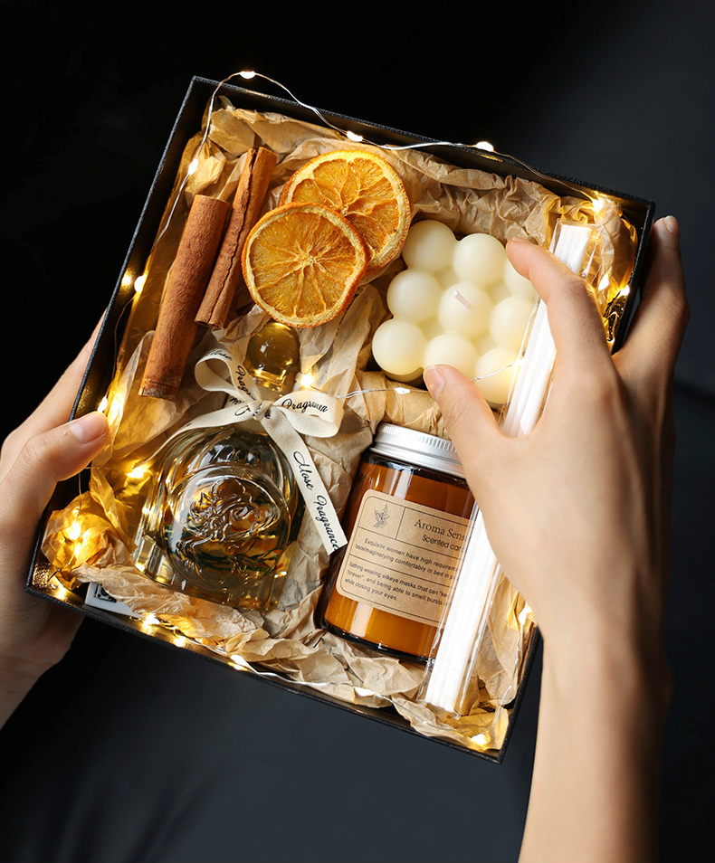 Aromatic Candle Gift Box – Fragrance Set with Glass Diffuser, Scented Candles, Potpourri and Dried Fruits