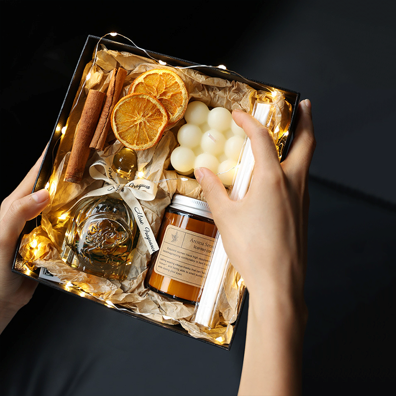 Aromatic Candle Gift Box – Fragrance Set with Glass Diffuser, Scented Candles, Potpourri and Dried Fruits