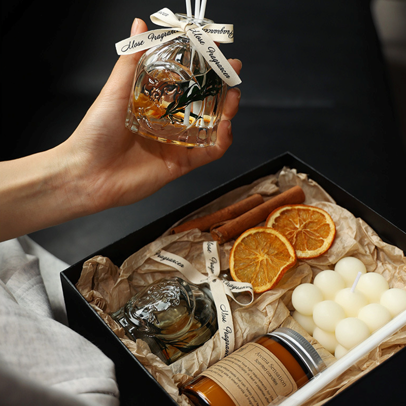 Aromatic Candle Gift Box – Fragrance Set with Glass Diffuser, Scented Candles, Potpourri and Dried Fruits
